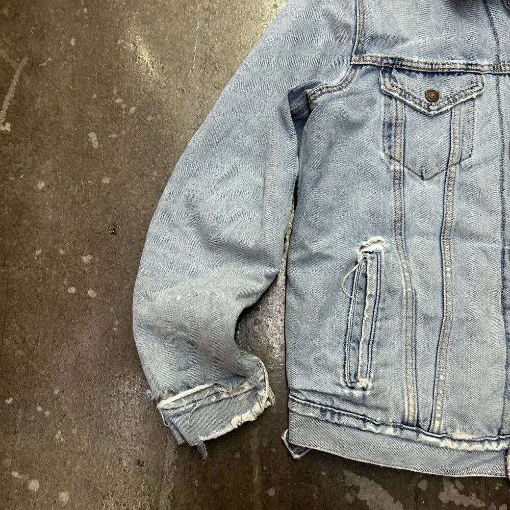 Levi’s Sherpa Lined Denim Trucker Jacket Size L Distressed Light Wash - Picture 4 of 13